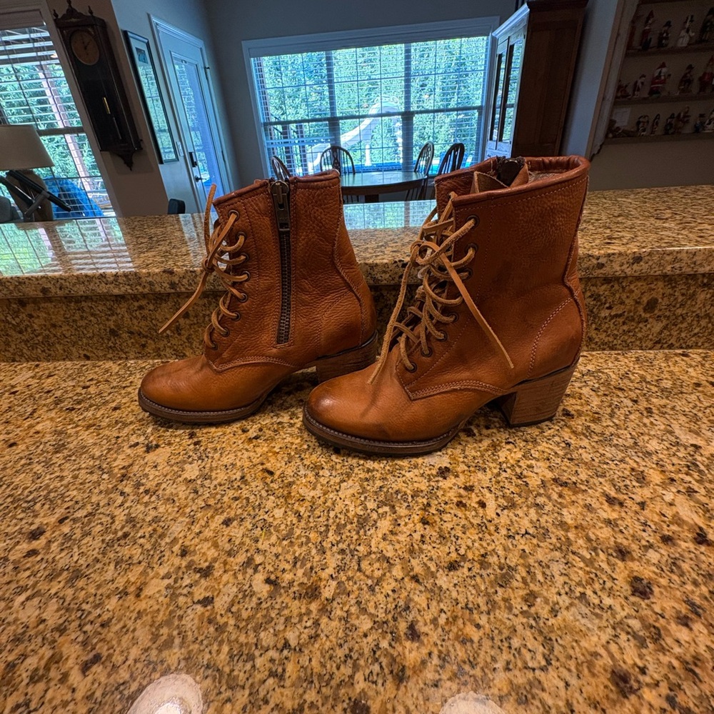 FREEBIRD Cavalier Tan Leather Side Zip Lace Up Boots Sz 10 Block Heels - Picture 4 of 9